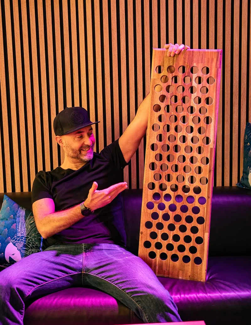 Un membre de l'équipe des Traders présente un jeu en bois