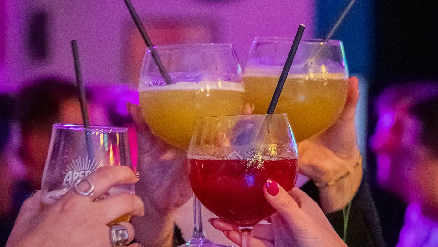 Amis trinquant avec leurs cocktails aux Traders