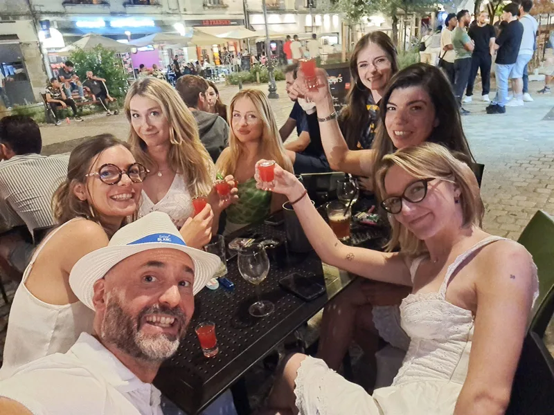 Groupe trinquant sur la terrasse des Traders à Tours